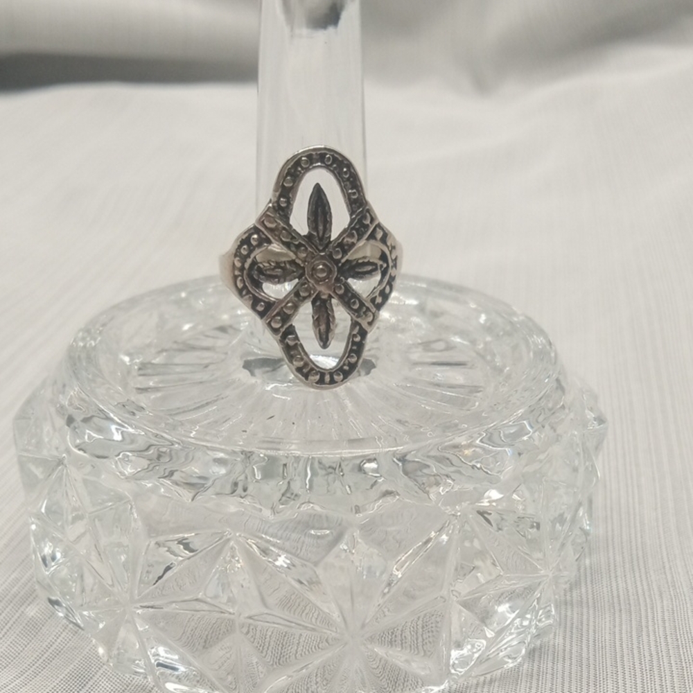 Elegant Silver Tone Ring with Intricate Design Size 4.75